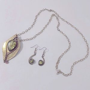 GREEN MICA JEWELRY SET NECKLACE & EARRINGS ANTIQUE GOLD SETTINGS 32” CHAIN